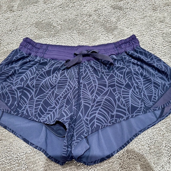 Lululemon Hotty hot shorts - Picture 1 of 3